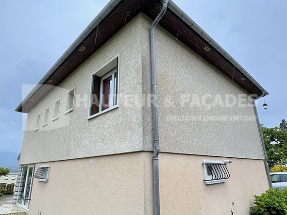 Façades d'une maison montrant la hauteur et les fenêtres latérales.